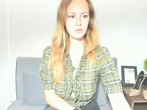 Snapshot of LyraHotty chatting on 10-18-25, 04:25 LyraHotty online show from 10-18-25, 04:25