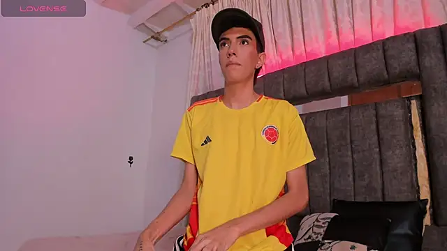 Snapshot of dylan_202520_ chatting on 10-11-25, 11:50 dylan 202520 online show from 10-11-25, 11:50