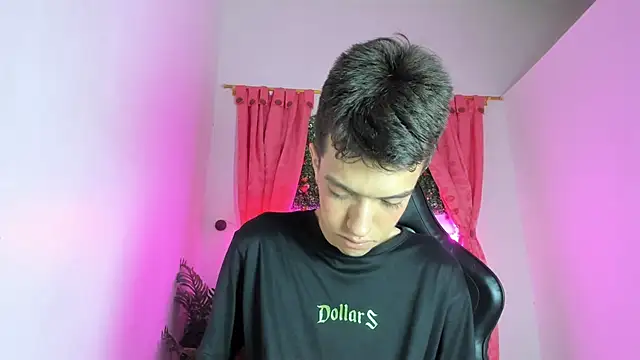 Snapshot of dylan_202520_ chatting on 10-11-25, 11:33 dylan 202520 online show from 10-11-25, 11:33