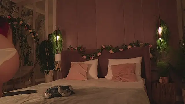 MaryNixon  online show from 10-21-25, 05:18