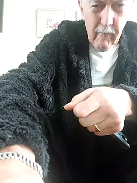 Snapshot of slaveman4you chatting on 12-22-25, 10:48 slaveman4you online show from 12-22-25, 10:48