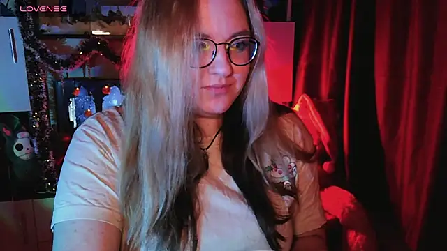 Snapshot of ZayaRush chatting on 12-15-25, 01:50 ZayaRush online show from 12-15-25, 01:50