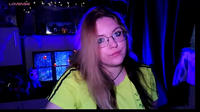 Snapshot of ZayaRush chatting on 11-10-25, 12:54 ZayaRush online show from 11-10-25, 12:54