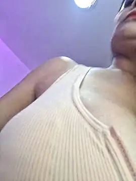 Snapshot of LaiaTorres1 chatting on 10-03-25, 10:06 LaiaTorres1 online show from 10-03-25, 10:06