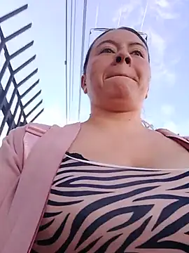 Snapshot of Hannah-colx chatting on 06-20-26, 12:10 Hannah-colx online show from 06-20-26, 12:10