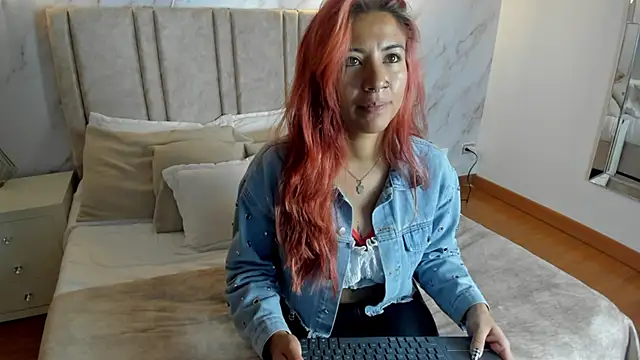 Snapshot of Larissa_Miller chatting on 09-25-25, 12:22 Larissa Miller online show from 09-25-25, 12:22