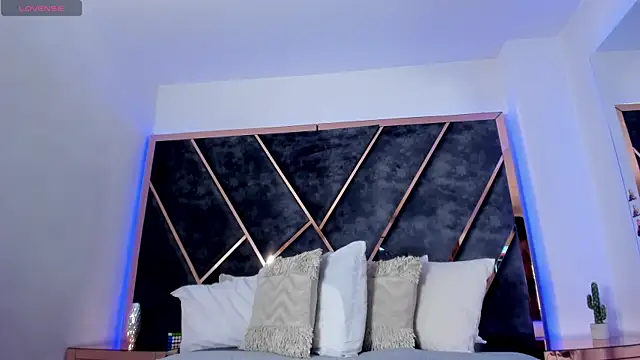 SusanaHenao online show from 12-15-25, 05:41