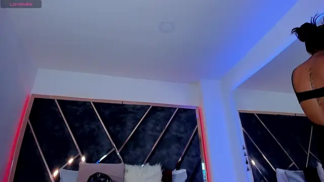 SusanaHenao online show from 10-30-25, 06:49