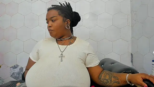 Anaa Fuentess online show from 10-18-25, 12:07