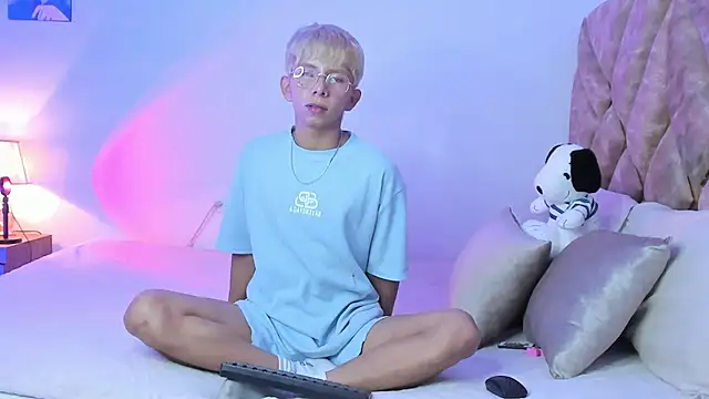 Hyunjin Son online show from 01-14-26, 03:26