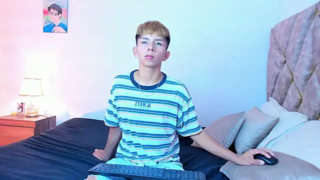 Hyunjin Son online show from 12-19-25, 07:05