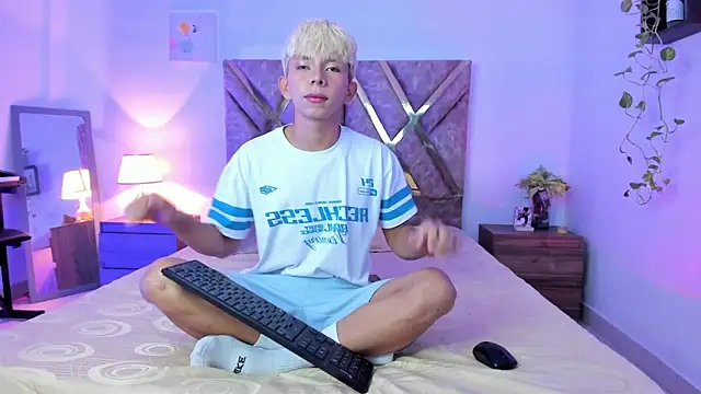 Hyunjin Son online show from 03-12-26, 12:42