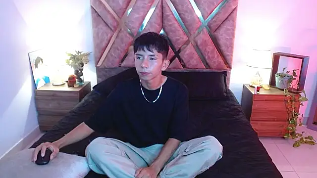 Snapshot of Hyunjin_Son chatting on 09-19-25, 12:36 Hyunjin Son online show from 09-19-25, 12:36