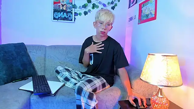 Hyunjin Son online show from 03-16-26, 05:05