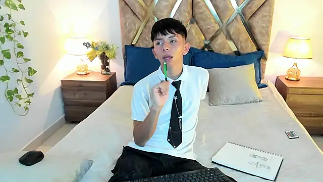 Snapshot of Hyunjin_Son chatting on 10-10-25, 07:04 Hyunjin Son online show from 10-10-25, 07:04