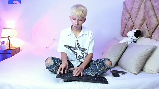 Hyunjin Son online show from 01-10-26, 02:45