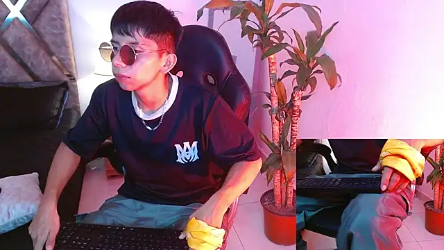 Snapshot of Hyunjin_Son chatting on 09-18-25, 12:57 Hyunjin Son online show from 09-18-25, 12:57
