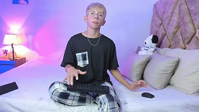 Hyunjin Son online show from 01-12-26, 05:42