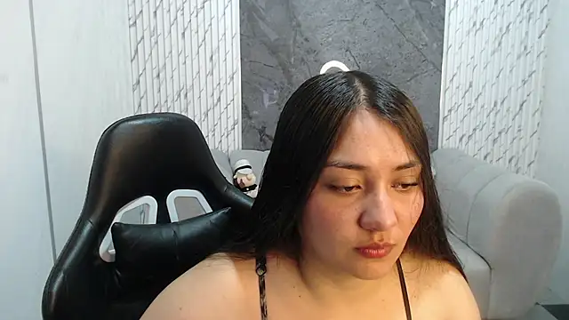 Snapshot of Ivony18_b chatting on 10-23-25, 03:05 Ivony18 b online show from 10-23-25, 03:05