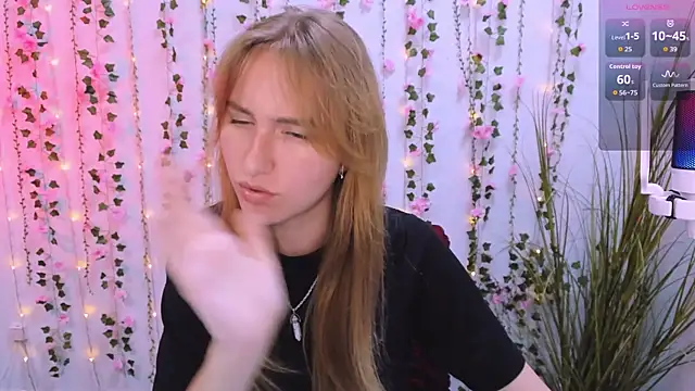 Snapshot of beauty_ginger_ chatting on 09-18-25, 01:03 beauty ginger  online show from 09-18-25, 01:03