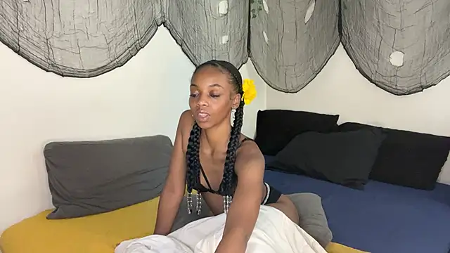 Snapshot of Trixie_luv1 chatting on 09-27-25, 05:30 Trixie luv1 online show from 09-27-25, 05:30