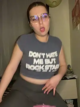 Snapshot of CoraVibes chatting on 03-01-26, 12:21 CoraVibes online show from 03-01-26, 12:21