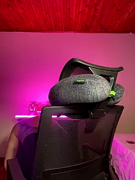 CoraVibes online show from 11-18-25, 11:46