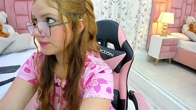 Snapshot of EimmyJones chatting on 10-14-25, 03:29 EimmyJones online show from 10-14-25, 03:29