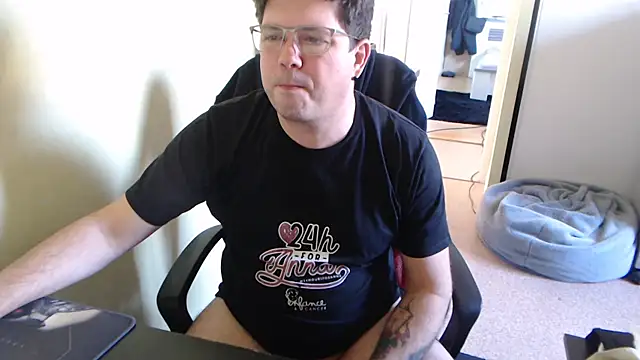 Snapshot of blueandwhite1 chatting on 03-05-25, 03:40 blueandwhite1 online show from 03-05-25, 03:40