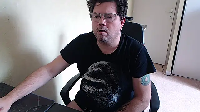 Snapshot of blueandwhite1 chatting on 01-10-26, 02:45 blueandwhite1 online show from 01-10-26, 02:45