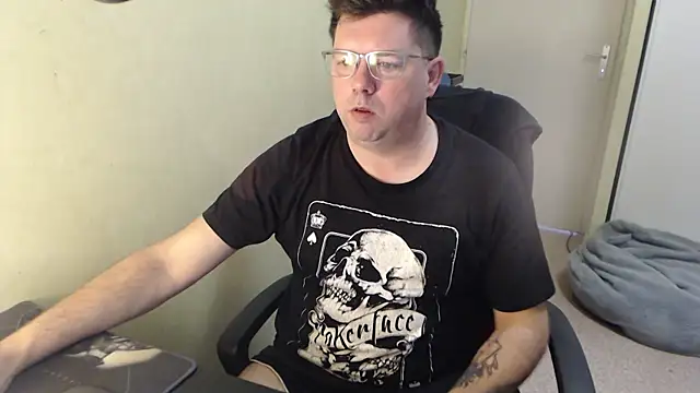 Snapshot of blueandwhite1 chatting on 03-12-25, 08:19 blueandwhite1 online show from 03-12-25, 08:19