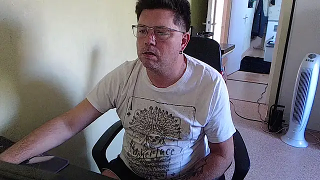 Snapshot of blueandwhite1 chatting on 09-18-25, 02:20 blueandwhite1 online show from 09-18-25, 02:20