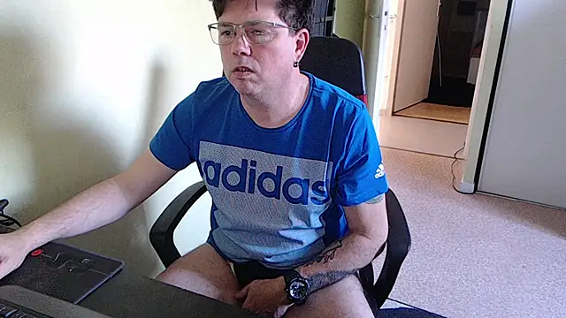 Snapshot of blueandwhite1 chatting on 02-24-26, 03:35 blueandwhite1 online show from 02-24-26, 03:35