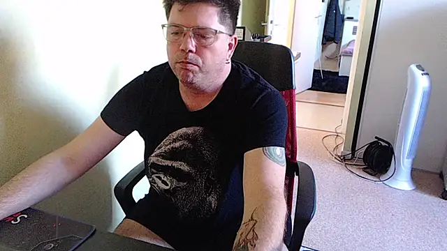 Snapshot of blueandwhite1 chatting on 10-16-25, 03:20 blueandwhite1 online show from 10-16-25, 03:20