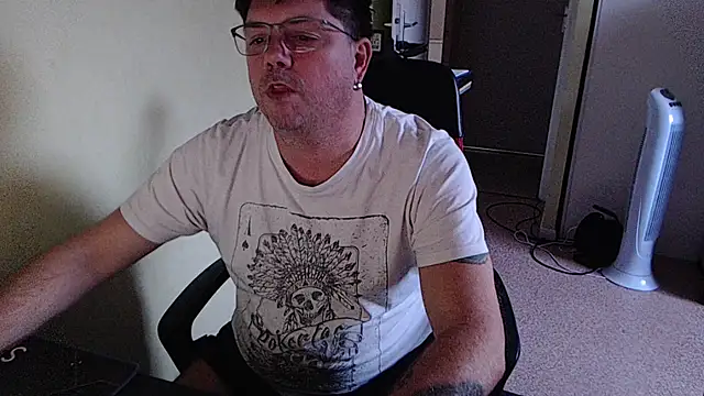 Snapshot of blueandwhite1 chatting on 11-13-25, 04:00 blueandwhite1 online show from 11-13-25, 04:00