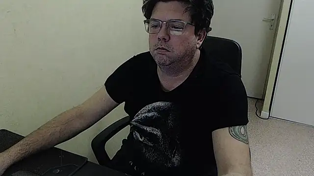 Snapshot of blueandwhite1 chatting on 01-07-26, 08:47 blueandwhite1 online show from 01-07-26, 08:47