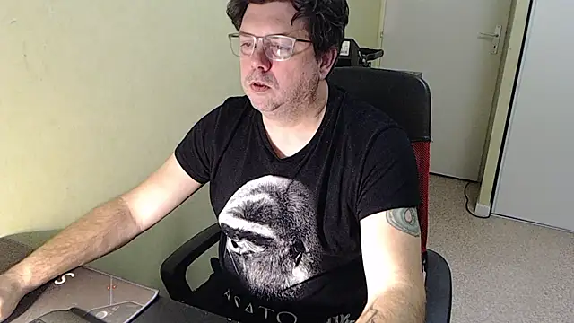 Snapshot of blueandwhite1 chatting on 01-08-26, 05:30 blueandwhite1 online show from 01-08-26, 05:30