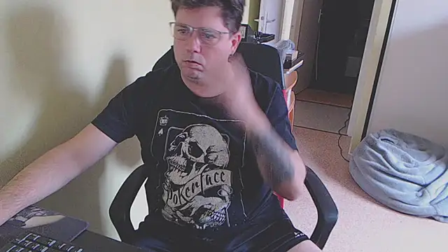 Snapshot of blueandwhite1 chatting on 02-13-25, 03:45 blueandwhite1 online show from 02-13-25, 03:45