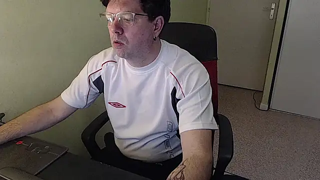 Snapshot of blueandwhite1 chatting on 02-25-26, 07:41 blueandwhite1 online show from 02-25-26, 07:41