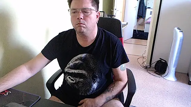 Snapshot of blueandwhite1 chatting on 10-15-25, 02:58 blueandwhite1 online show from 10-15-25, 02:58