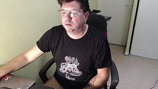 Snapshot of blueandwhite1 chatting on 11-20-25, 03:56 blueandwhite1 online show from 11-20-25, 03:56