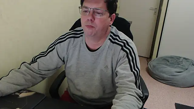 Snapshot of blueandwhite1 chatting on 03-07-25, 08:44 blueandwhite1 online show from 03-07-25, 08:44