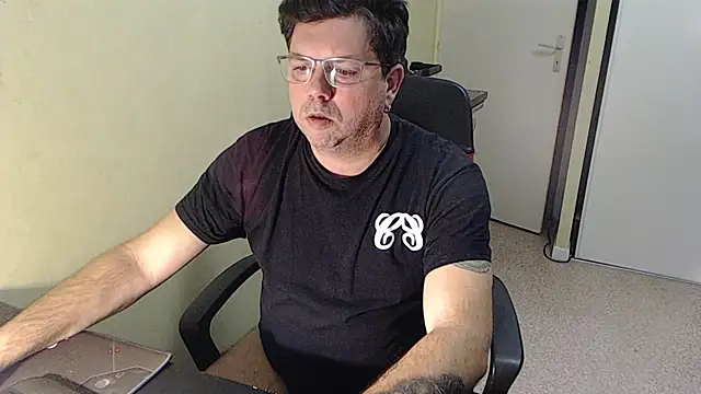 Snapshot of blueandwhite1 chatting on 12-04-25, 03:44 blueandwhite1 online show from 12-04-25, 03:44