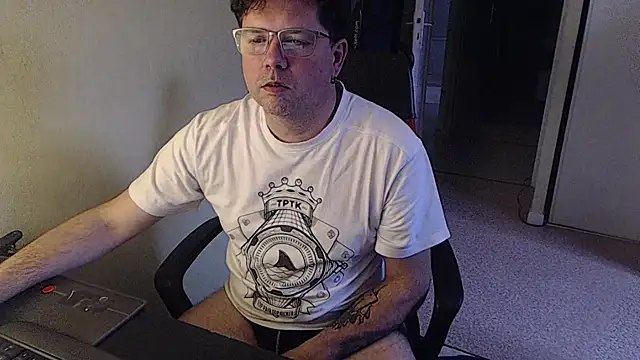 Snapshot of blueandwhite1 chatting on 02-11-26, 03:34 blueandwhite1 online show from 02-11-26, 03:34