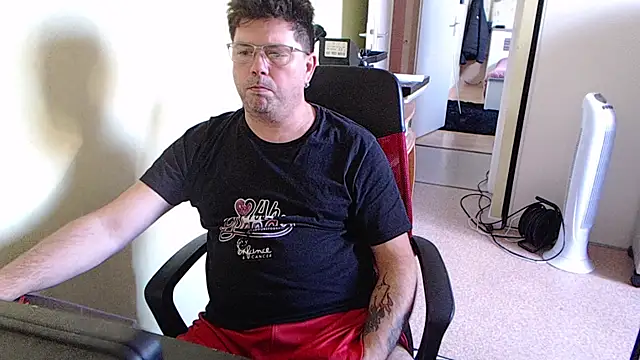 Snapshot of blueandwhite1 chatting on 10-24-25, 02:49 blueandwhite1 online show from 10-24-25, 02:49