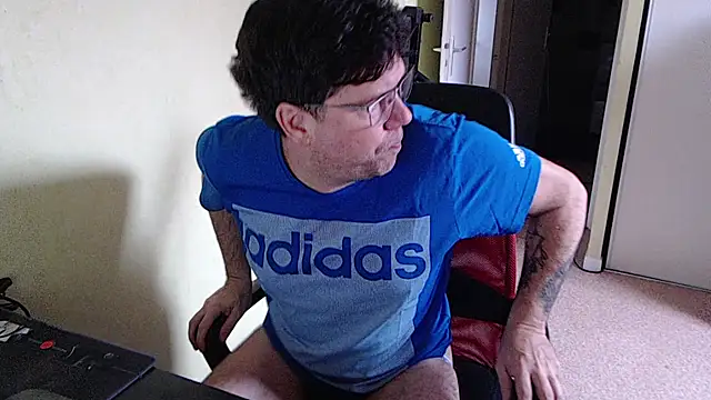 Snapshot of blueandwhite1 chatting on 02-17-26, 04:04 blueandwhite1 online show from 02-17-26, 04:04