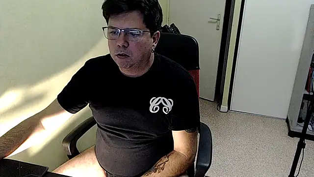 Snapshot of blueandwhite1 chatting on 12-02-25, 03:58 blueandwhite1 online show from 12-02-25, 03:58