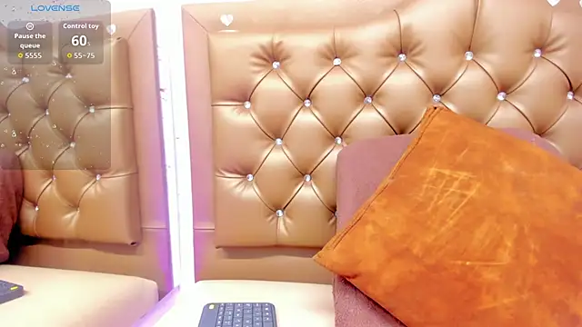 Zoe-Johnson  online show from 10-07-25, 10:00