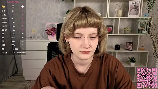 Snapshot of EchoBloom chatting on 10-21-25, 10:47 EchoBloom online show from 10-21-25, 10:47