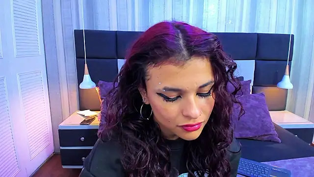 yiyisandoval online show from 03-25-26, 03:22